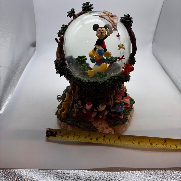 Disney Mickey Mouse and Friends Musical Water Snow Globe Let's Go Fly a Kite - Picture 15 of 16